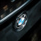 MHC Black BMW 1er-Emblem-Umrandung hinten in schwarz gl&auml;nzend (F20/F21)